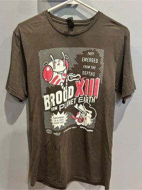 Brood XIII Graphic Tee - Brown/grey with Pink & White Print